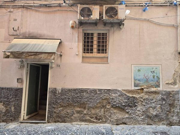 negozio in vendita a Napoli in zona Chiaia