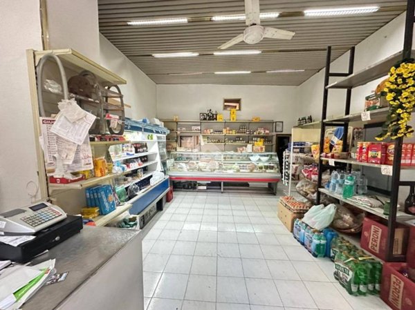 negozio in vendita a Napoli in zona Secondigliano