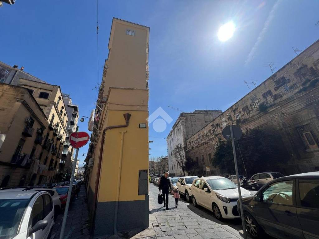 locale commerciale in vendita a Napoli in zona San Carlo all'Arena