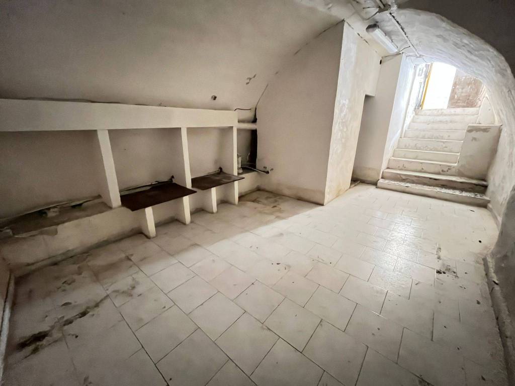 locale commerciale in vendita a Napoli in zona San Lorenzo