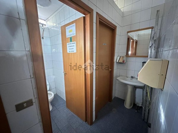 locale commerciale in vendita a Napoli in zona Secondigliano