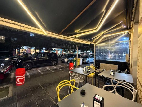 negozio in vendita a Napoli in zona Fuorigrotta