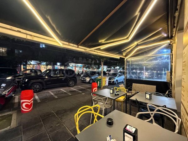 negozio in vendita a Napoli in zona Fuorigrotta