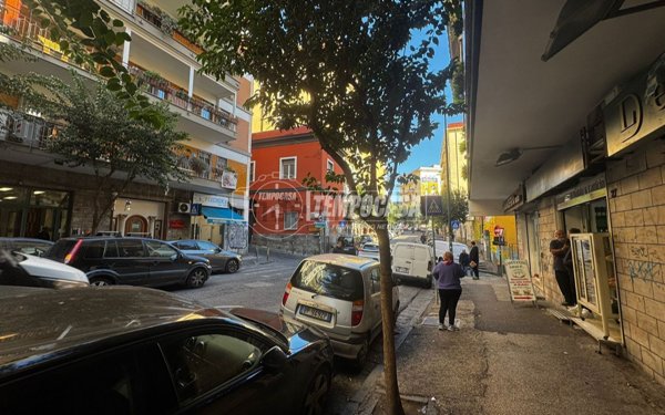 locale commerciale in vendita a Napoli in zona Arenella