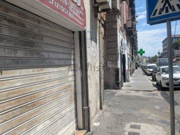 locale commerciale in vendita a Napoli in zona Chiaia