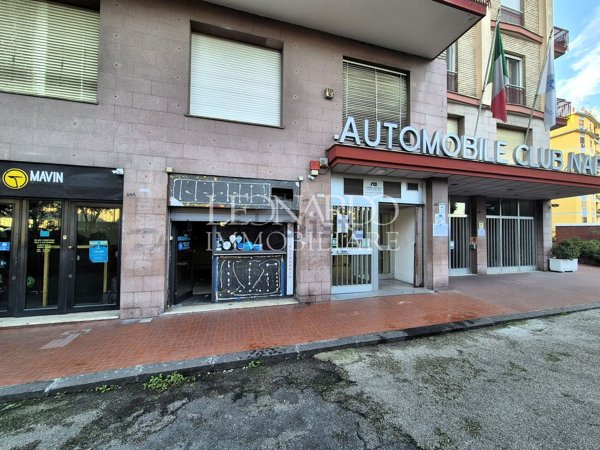 locale commerciale in vendita a Napoli in zona Fuorigrotta
