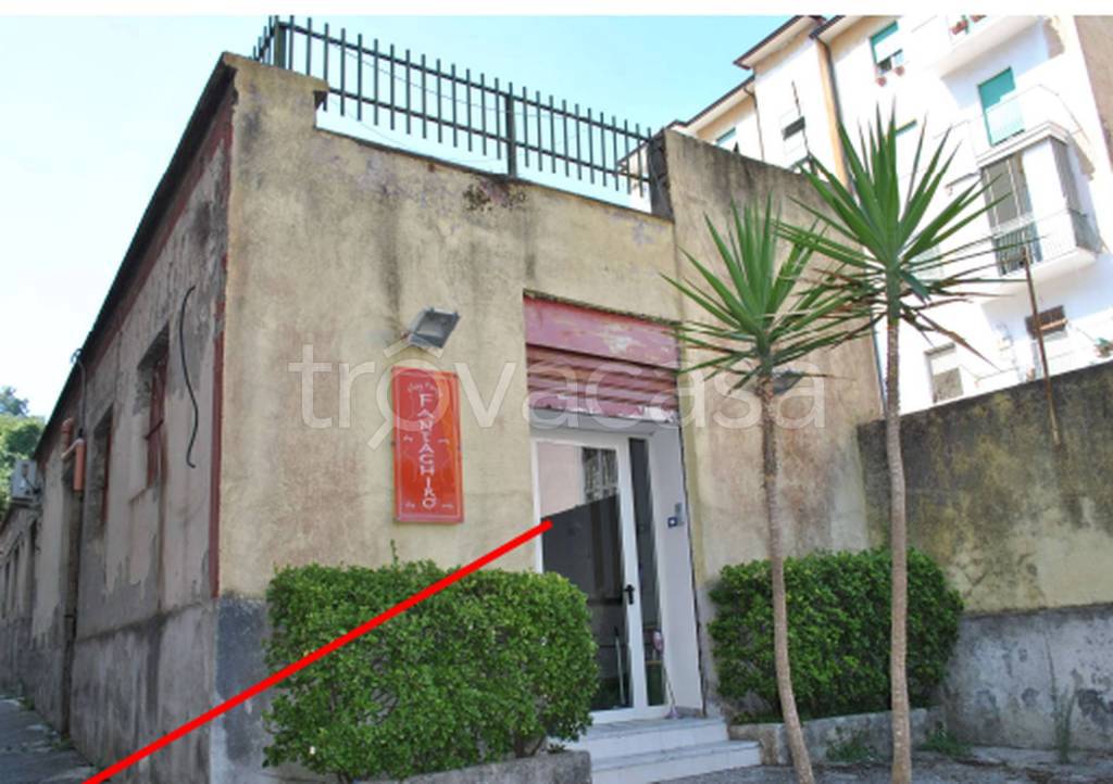 negozio in vendita a Napoli in zona San Carlo all'Arena