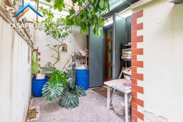 locale commerciale in vendita a Napoli