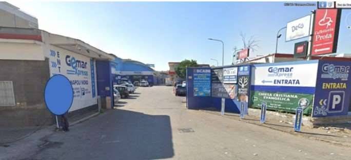 negozio in vendita a Napoli in zona Capodichino