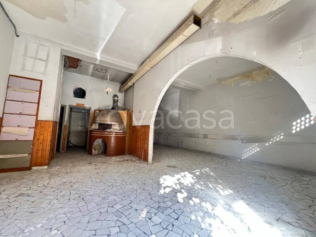 negozio in vendita a Napoli in zona San Giovanni a Teduccio