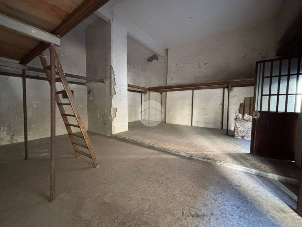 negozio in vendita a Napoli in zona San Carlo all'Arena