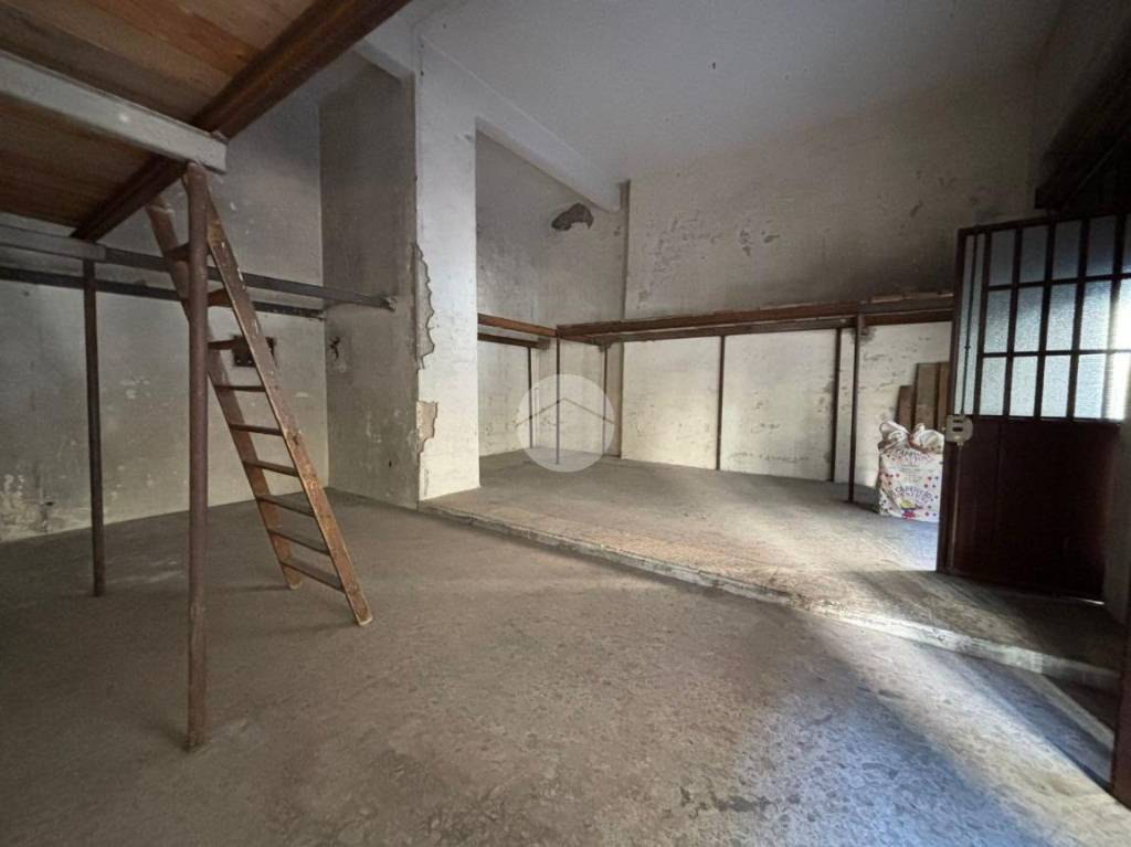 negozio in vendita a Napoli in zona San Carlo all'Arena