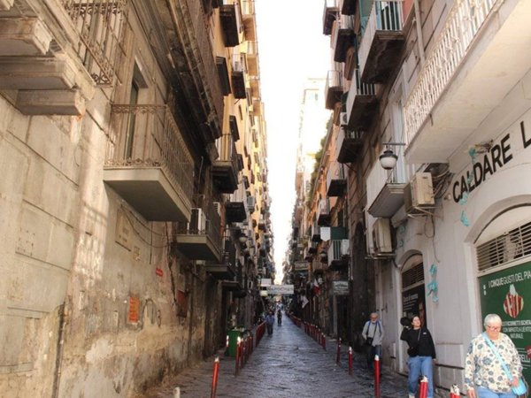 locale commerciale in vendita a Napoli in zona Chiaia
