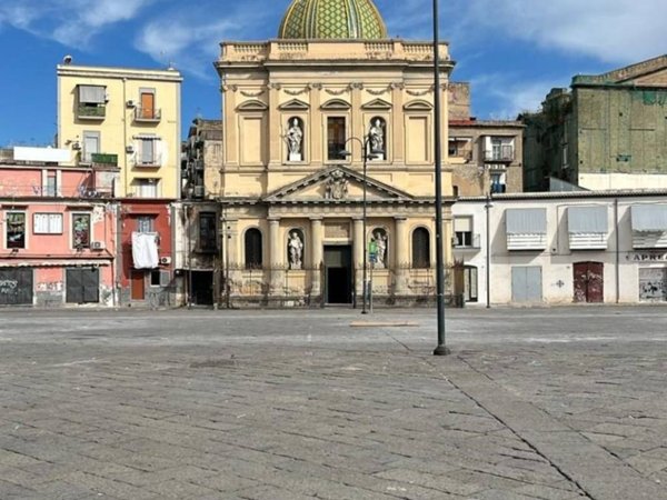 negozio in vendita a Napoli in zona Pendino / San Giuseppe