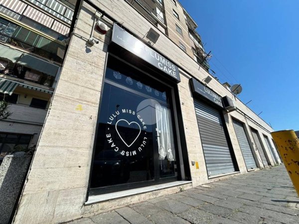 negozio in vendita a Napoli in zona Zona Industriale-Ferrovia