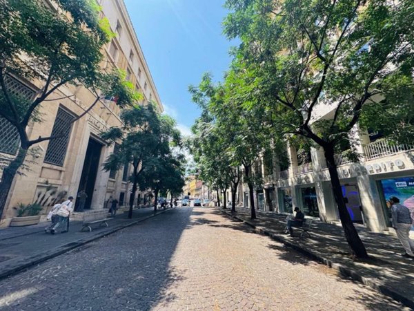 negozio in vendita a Napoli in zona Porto