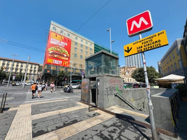 negozio in vendita a Napoli in zona Porto