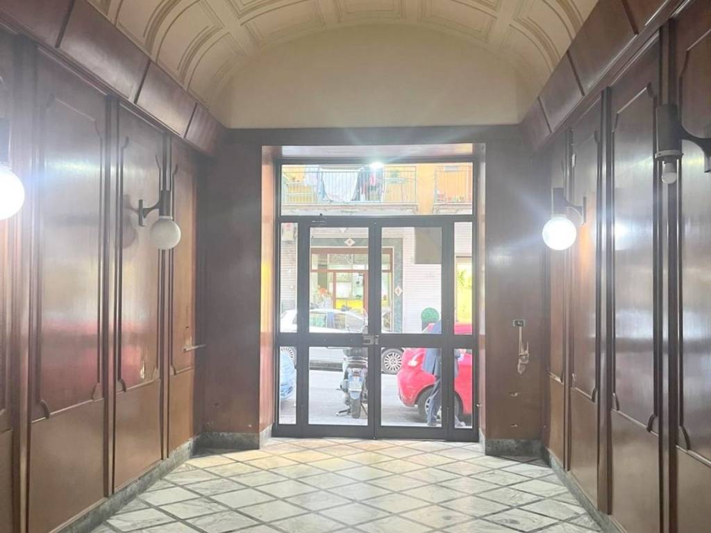 ufficio in vendita a Napoli in zona San Carlo all'Arena