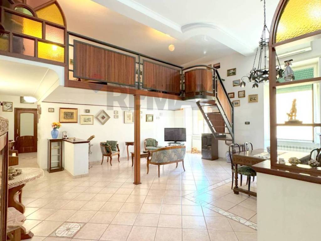 appartamento in vendita a Napoli in zona Chiaia