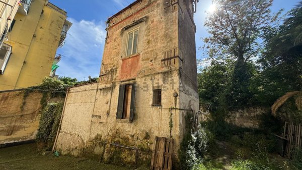 casa indipendente in vendita a Napoli in zona San Carlo all'Arena