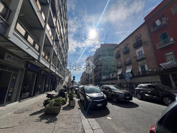 locale commerciale in vendita a Napoli in zona San Carlo all'Arena