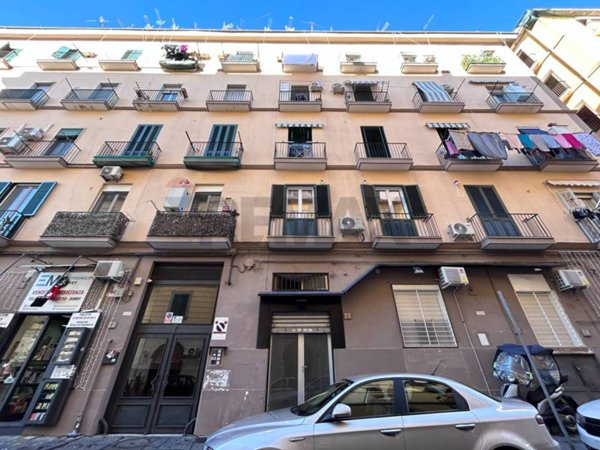 negozio in vendita a Napoli in zona San Carlo all'Arena