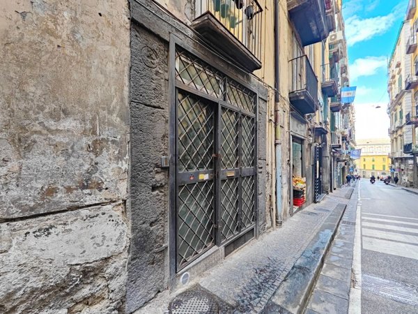 locale commerciale in vendita a Napoli in zona San Ferdinando