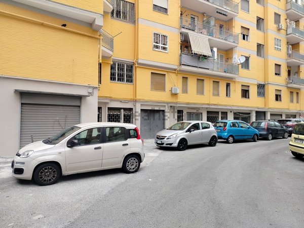 locale commerciale in vendita a Napoli in zona Soccavo