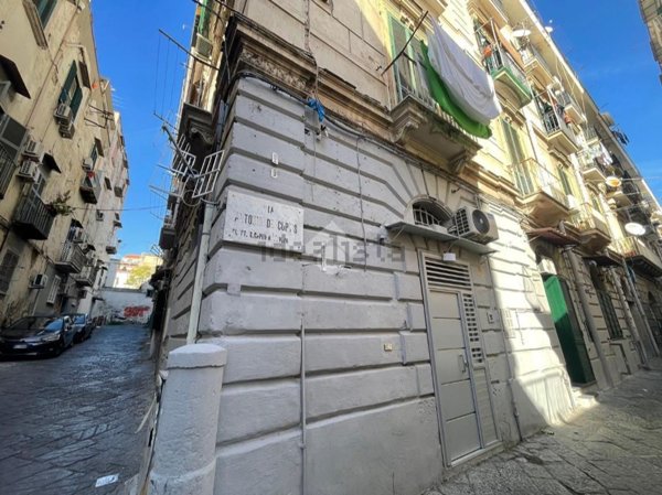 appartamento in vendita a Napoli in zona San Carlo all'Arena