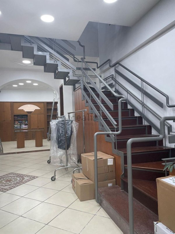 locale commerciale in vendita a Napoli in zona Arenella