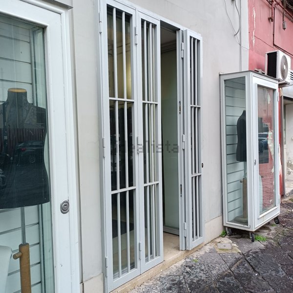 locale commerciale in vendita a Napoli in zona San Lorenzo