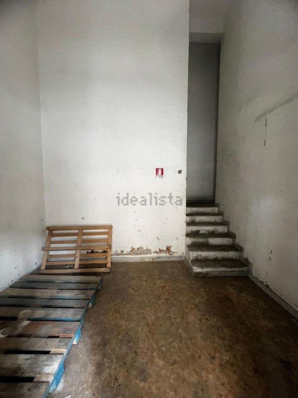 locale commerciale in vendita a Napoli in zona Soccavo