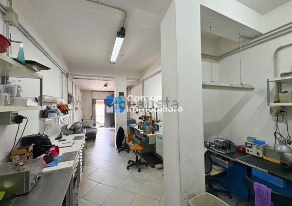 locale commerciale in vendita a Napoli in zona Soccavo