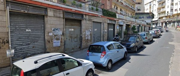 negozio in vendita a Napoli in zona San Carlo all'Arena