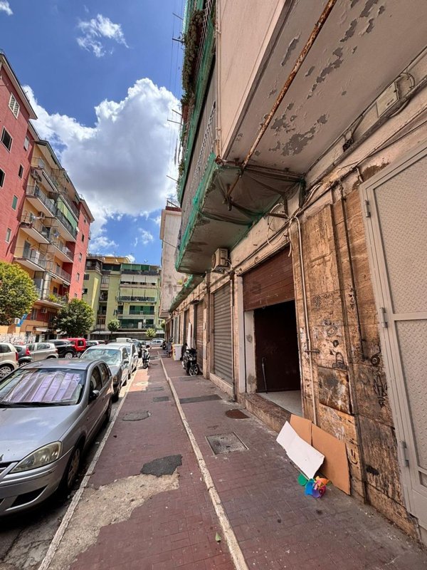 locale commerciale in vendita a Napoli in zona Secondigliano