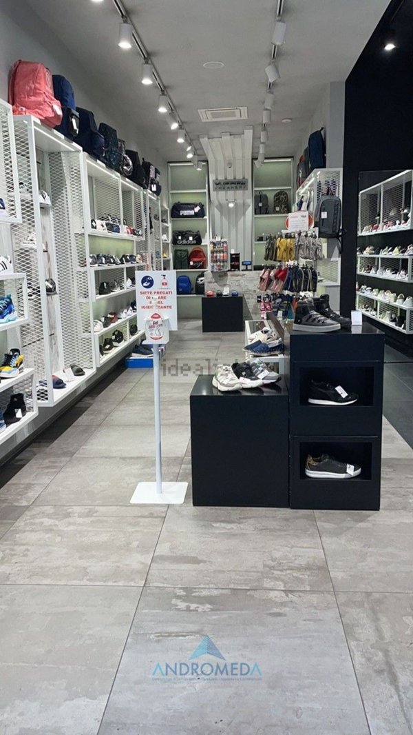 negozio in vendita a Napoli in zona Chiaia