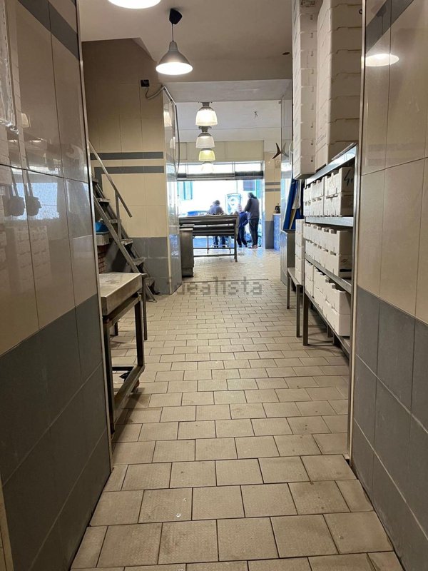 locale commerciale in vendita a Napoli in zona Chiaia