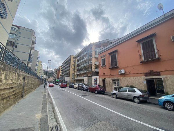 locale commerciale in vendita a Napoli in zona Fuorigrotta