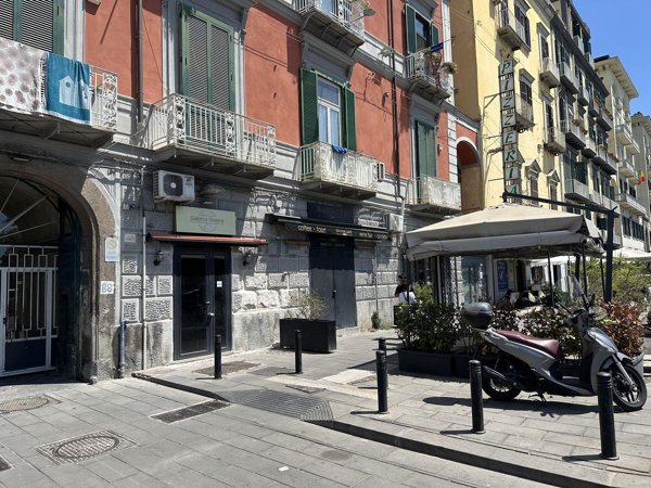 locale commerciale in vendita a Napoli in zona Chiaia