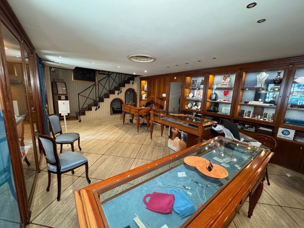 locale commerciale in vendita a Napoli in zona Fuorigrotta