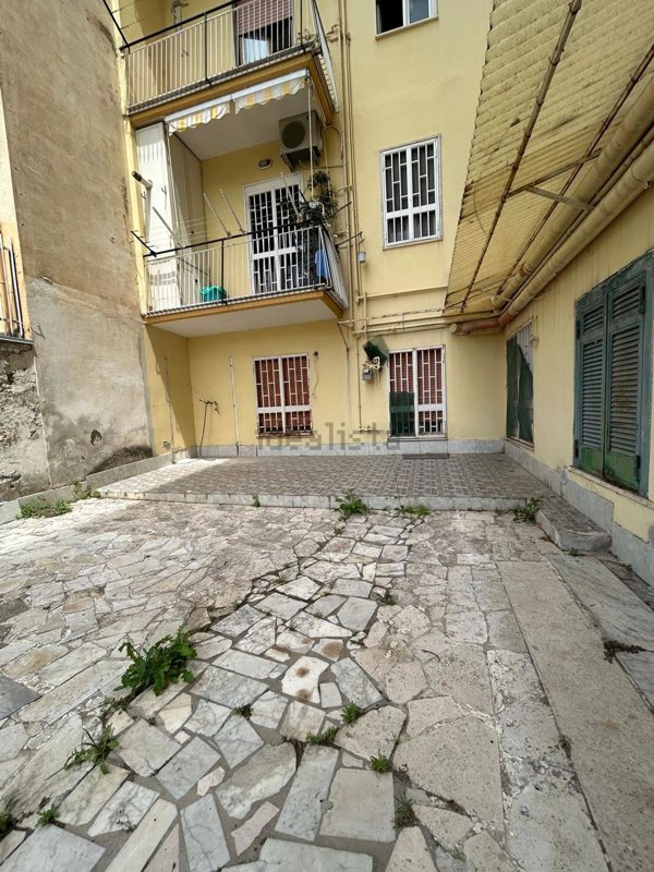 locale commerciale in vendita a Napoli in zona Marianella