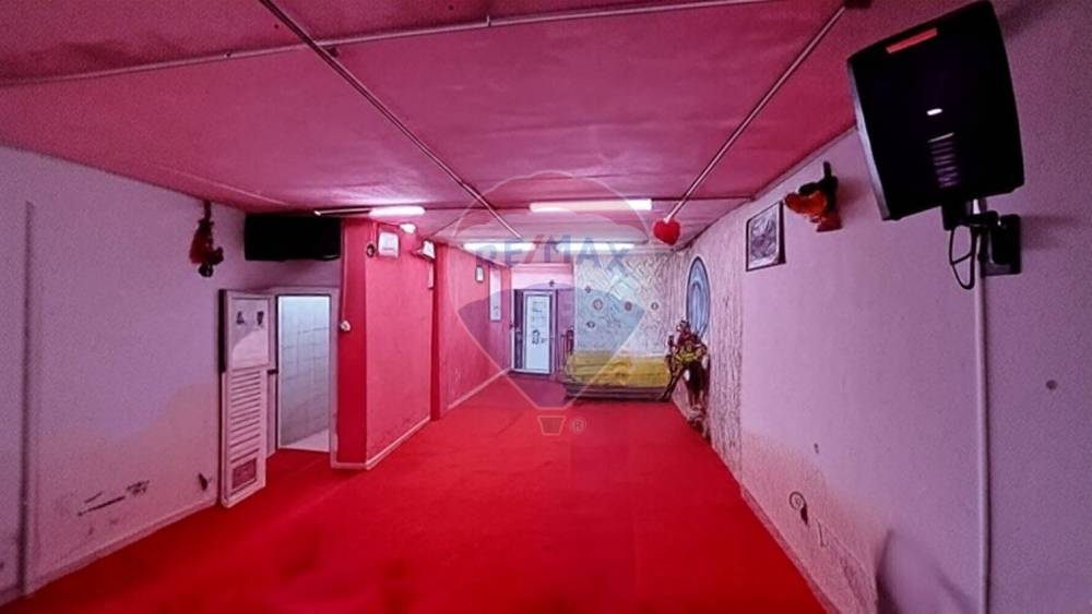 locale commerciale in vendita a Napoli in zona Pendino / San Giuseppe