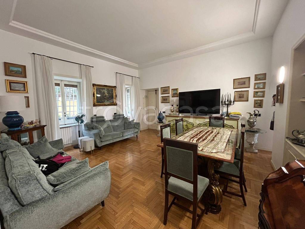 appartamento in vendita a Napoli in zona Chiaia