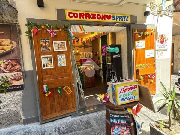 negozio in vendita a Napoli in zona Stella