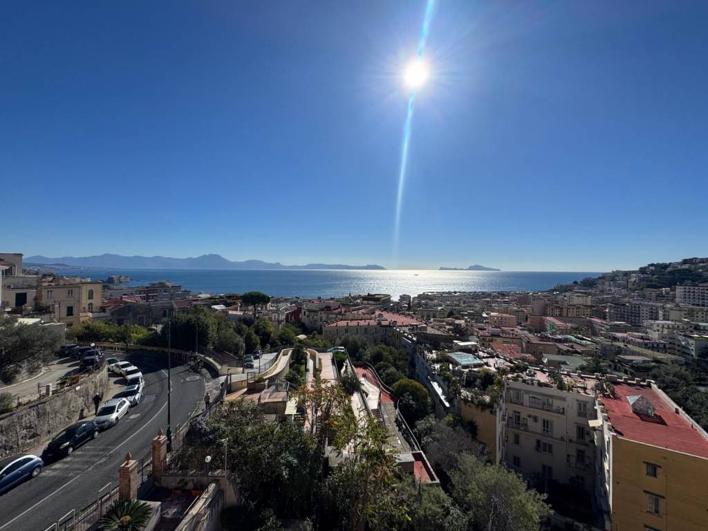 appartamento in vendita a Napoli in zona Chiaia