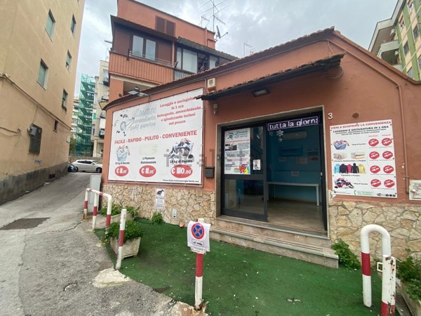 locale commerciale in vendita a Napoli in zona Fuorigrotta