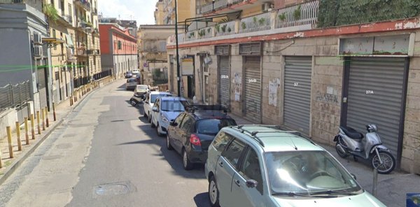 negozio in vendita a Napoli in zona San Carlo all'Arena
