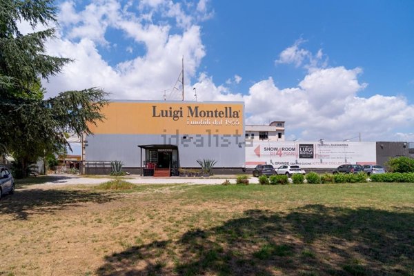 locale commerciale in vendita a Napoli in zona Ponticelli