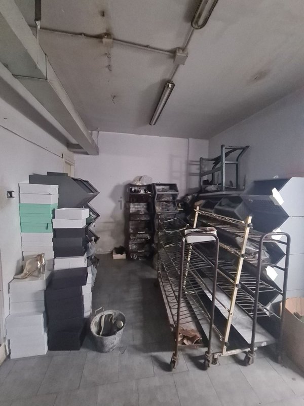 locale commerciale in vendita a Napoli in zona San Carlo all'Arena