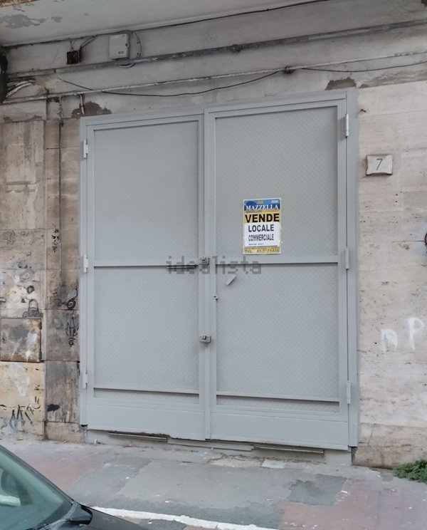 locale commerciale in vendita a Napoli in zona Secondigliano